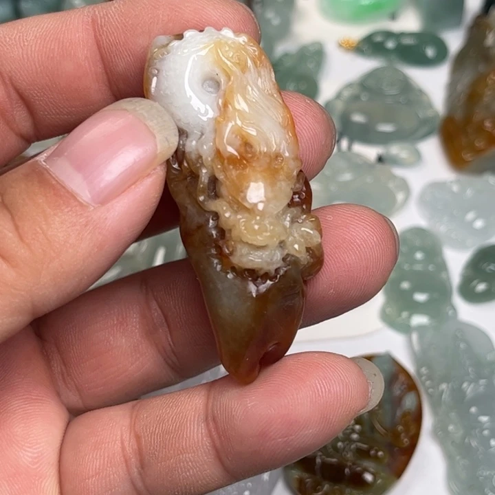 翡翠未镶嵌颈饰龙