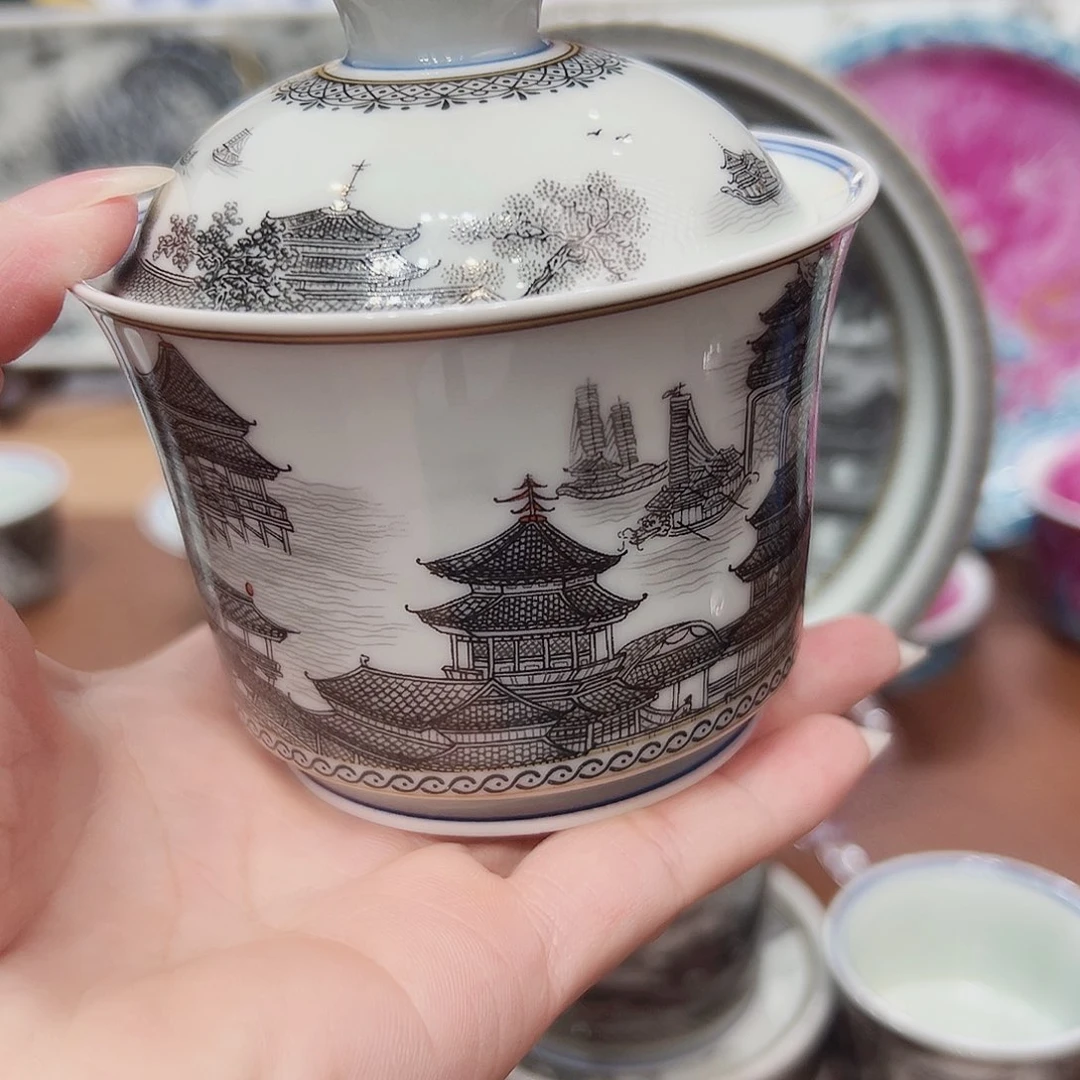 摆件W****，景德镇陶瓷艺术展在上海举办期间展出