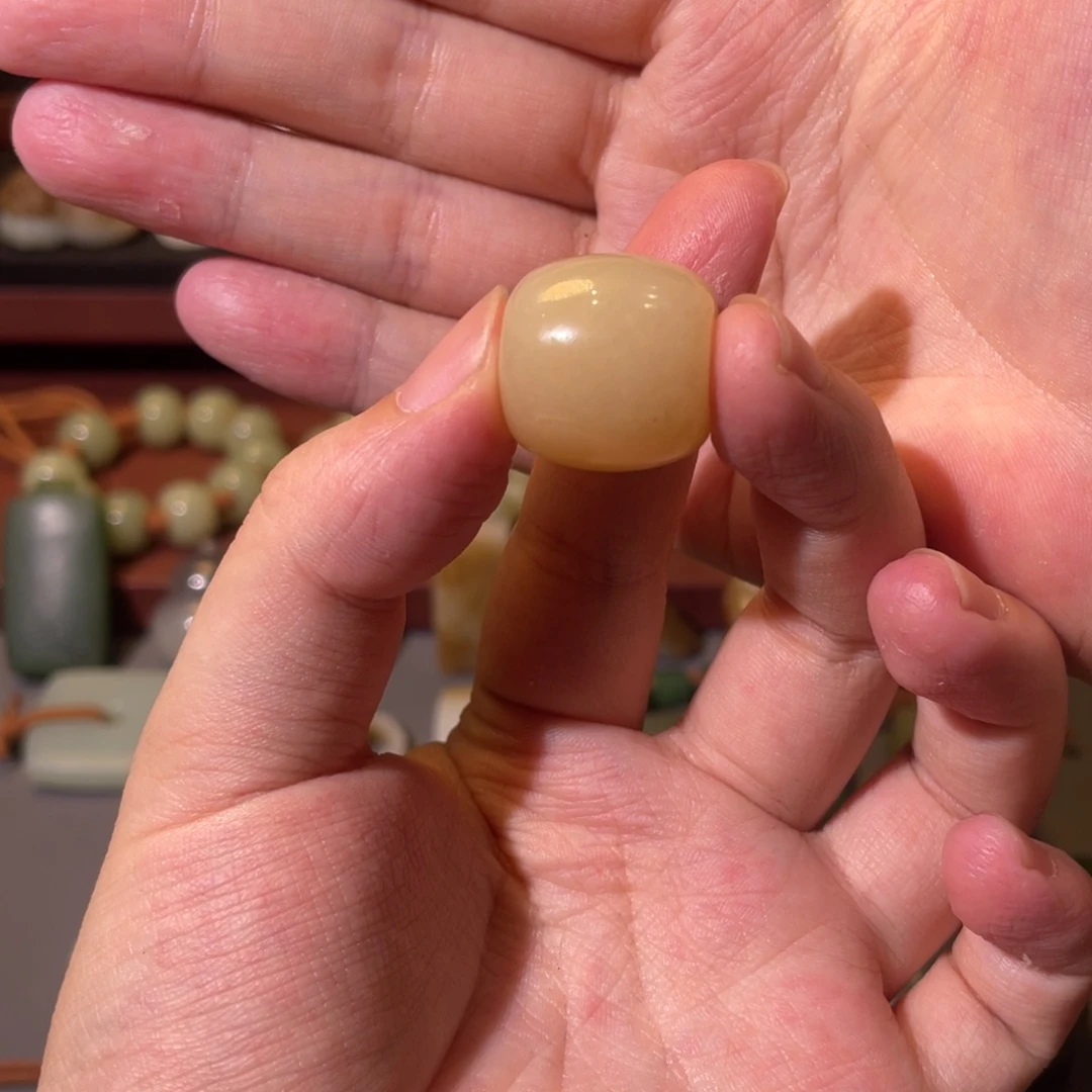 螞***蟻和田玉未镶嵌颈饰