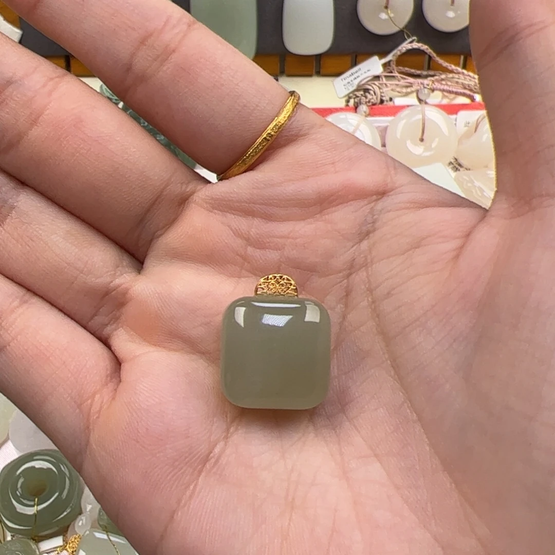 玲***玲和田玉18K金镶嵌颈饰