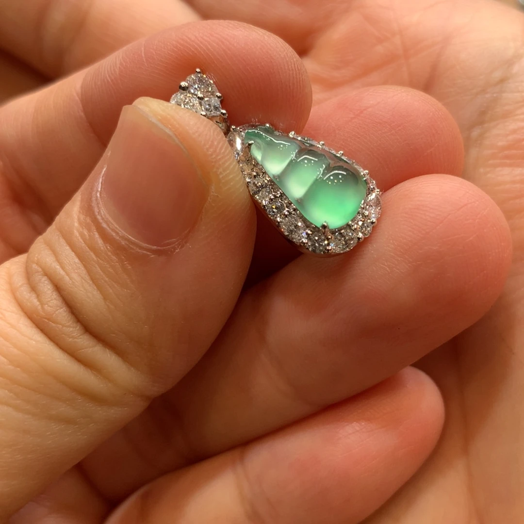 翡翠18K金镶嵌颈饰吊坠