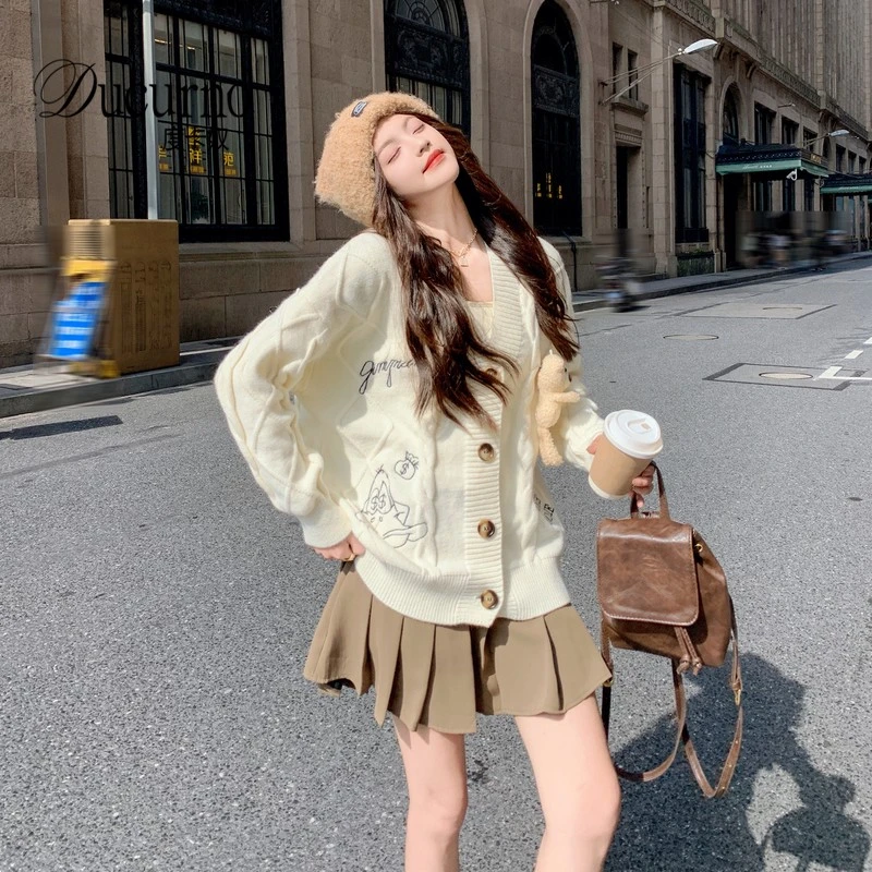 米白色学院风毛针织衫上衣女秋季新款减龄慵懒感气质时尚穿搭外套