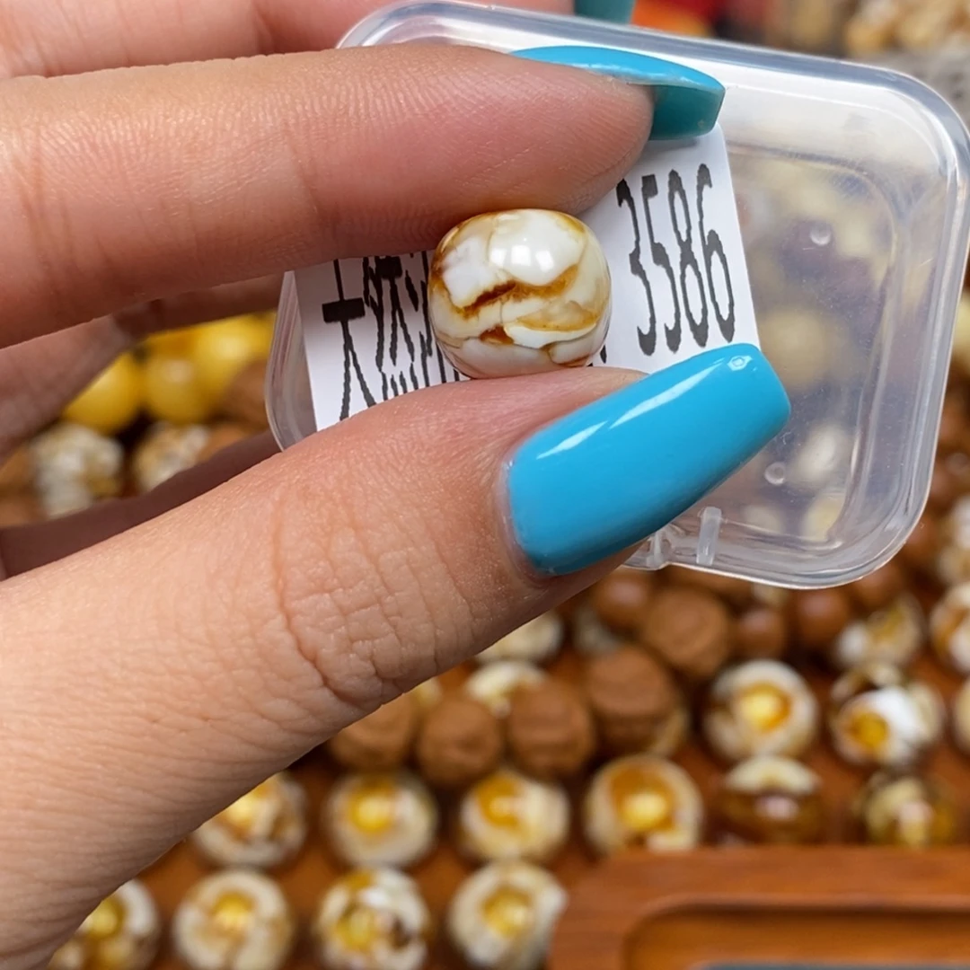 蜜蜡未镶嵌珠宝奇石3586