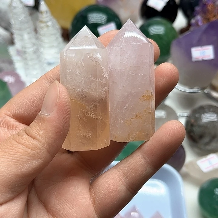 83克粉水晶柱2个未镶嵌水晶