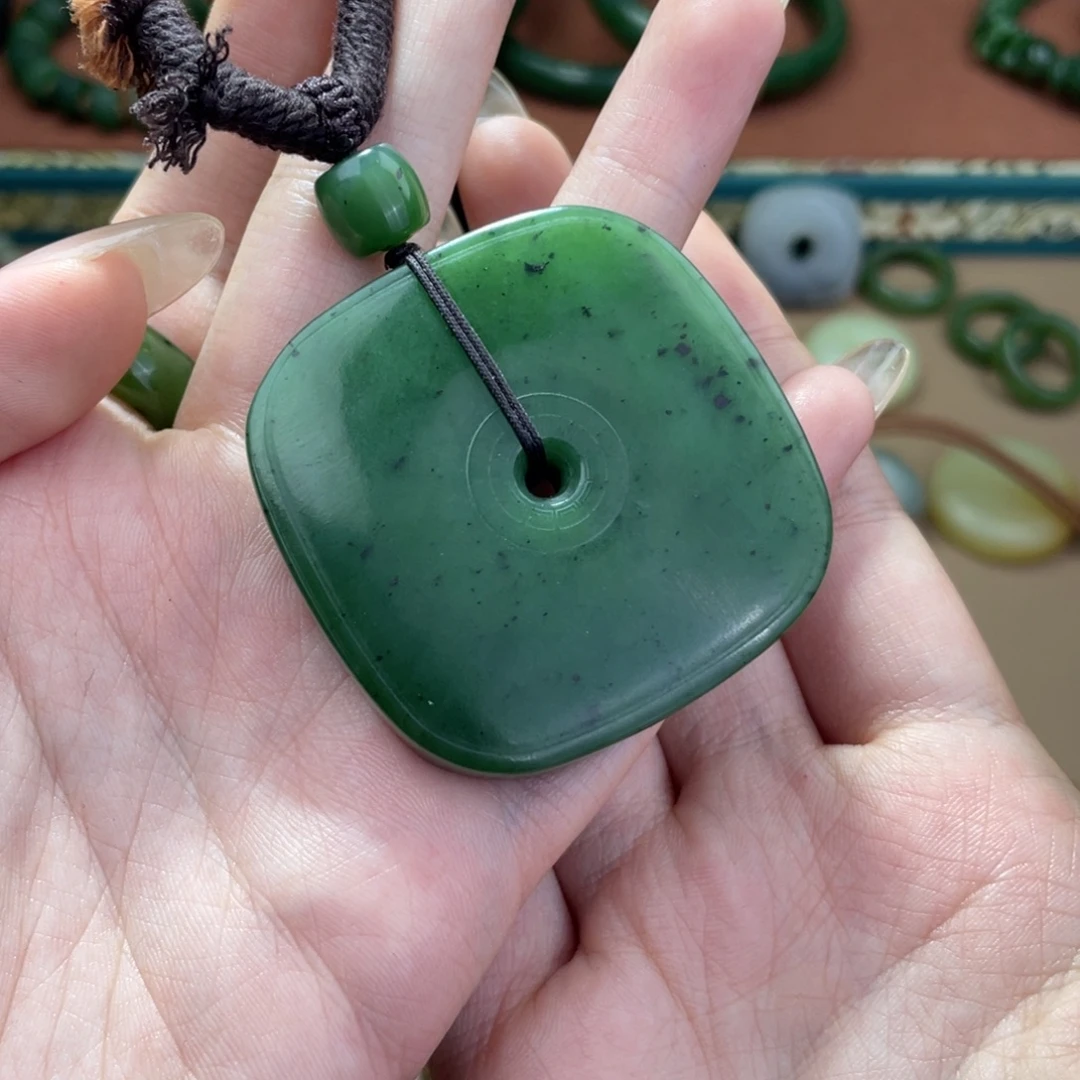 曦***妈和田玉未镶嵌颈饰