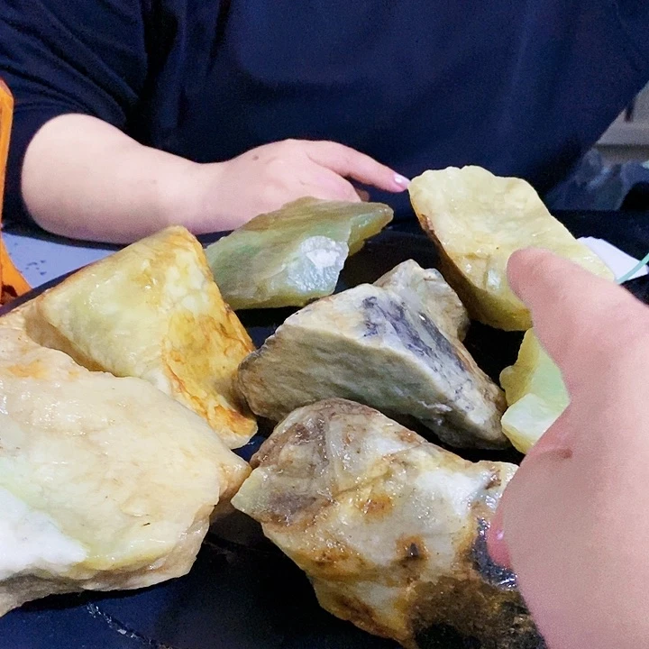 蛇纹石玉原石未镶嵌