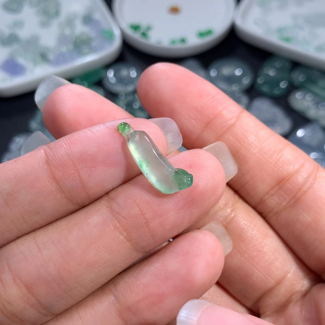 翡翠裸石未镶嵌冰绿瓜