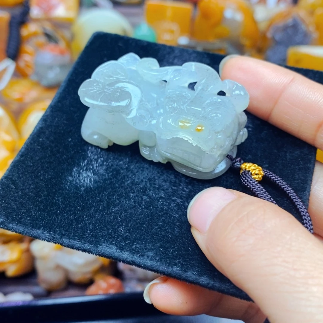 未镶嵌石英质玉（黄龙玉）颈饰