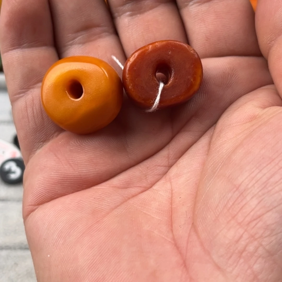 莉***丝蜜蜡未镶嵌颈饰老蜜蜡