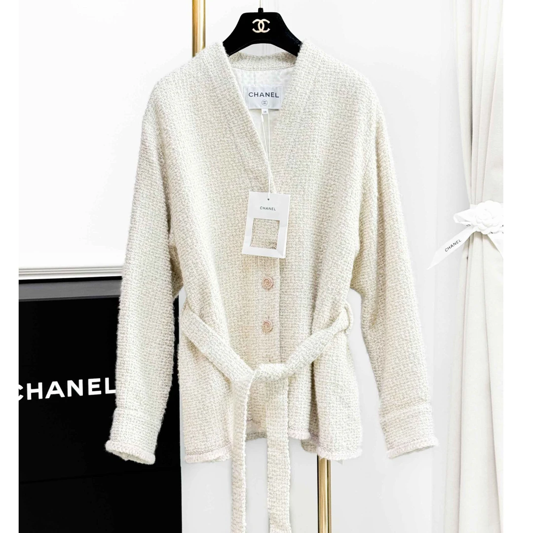 99新 Chanel/香奈儿  38码24K秋冬浅燕麦色粗花呢拼粉色滚边外套