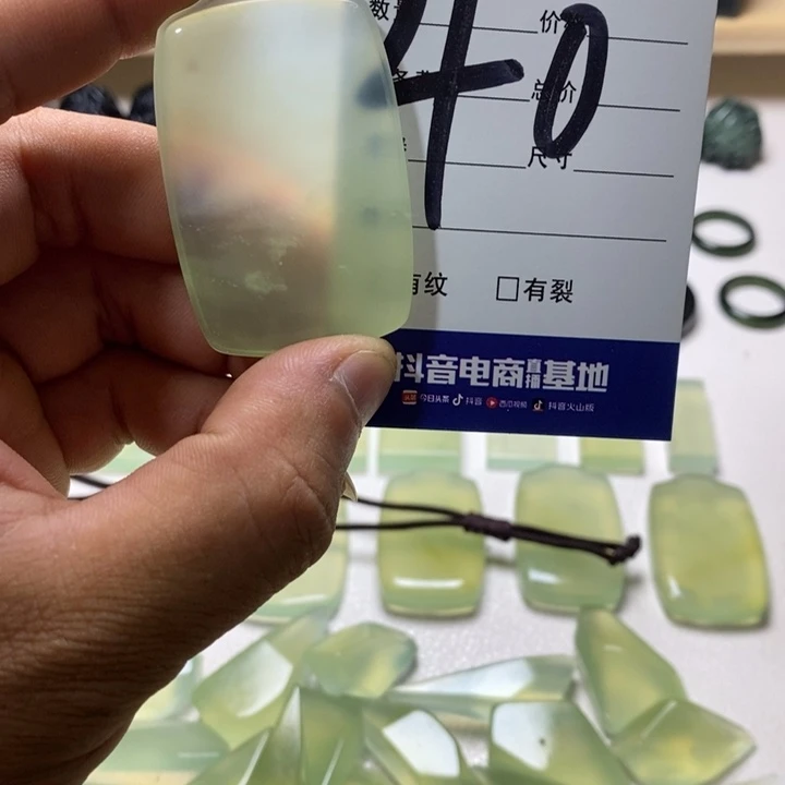 岫玉未镶嵌挂件白****队岫玉