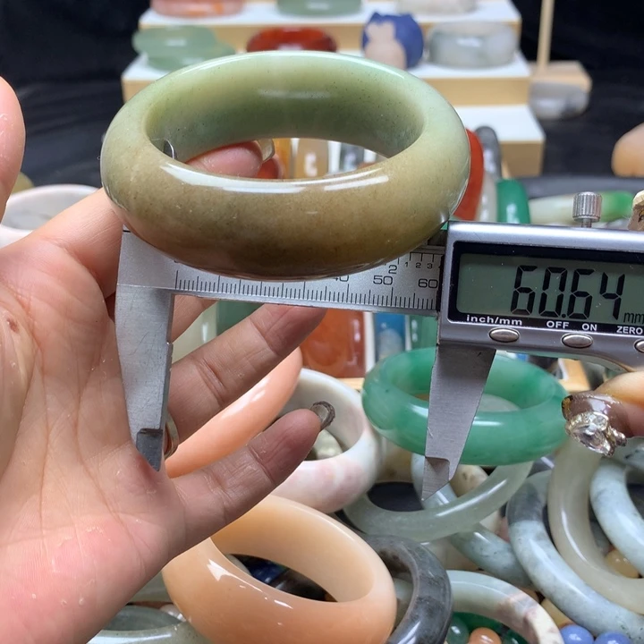 未镶嵌手镯石英质玉
