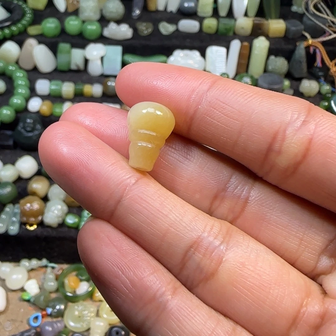 和田玉未镶嵌颈饰糖白三通