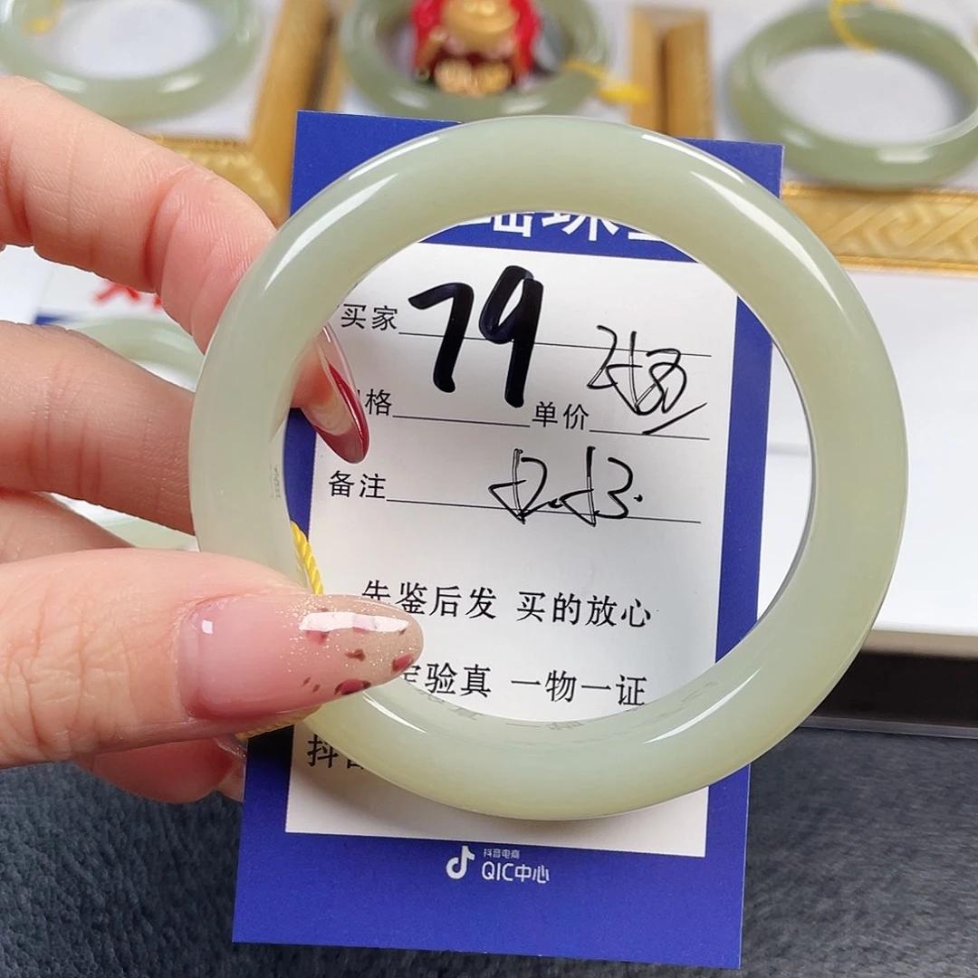 和田玉未镶嵌手镯