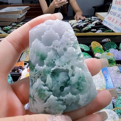 翡翠未镶嵌颈饰一个