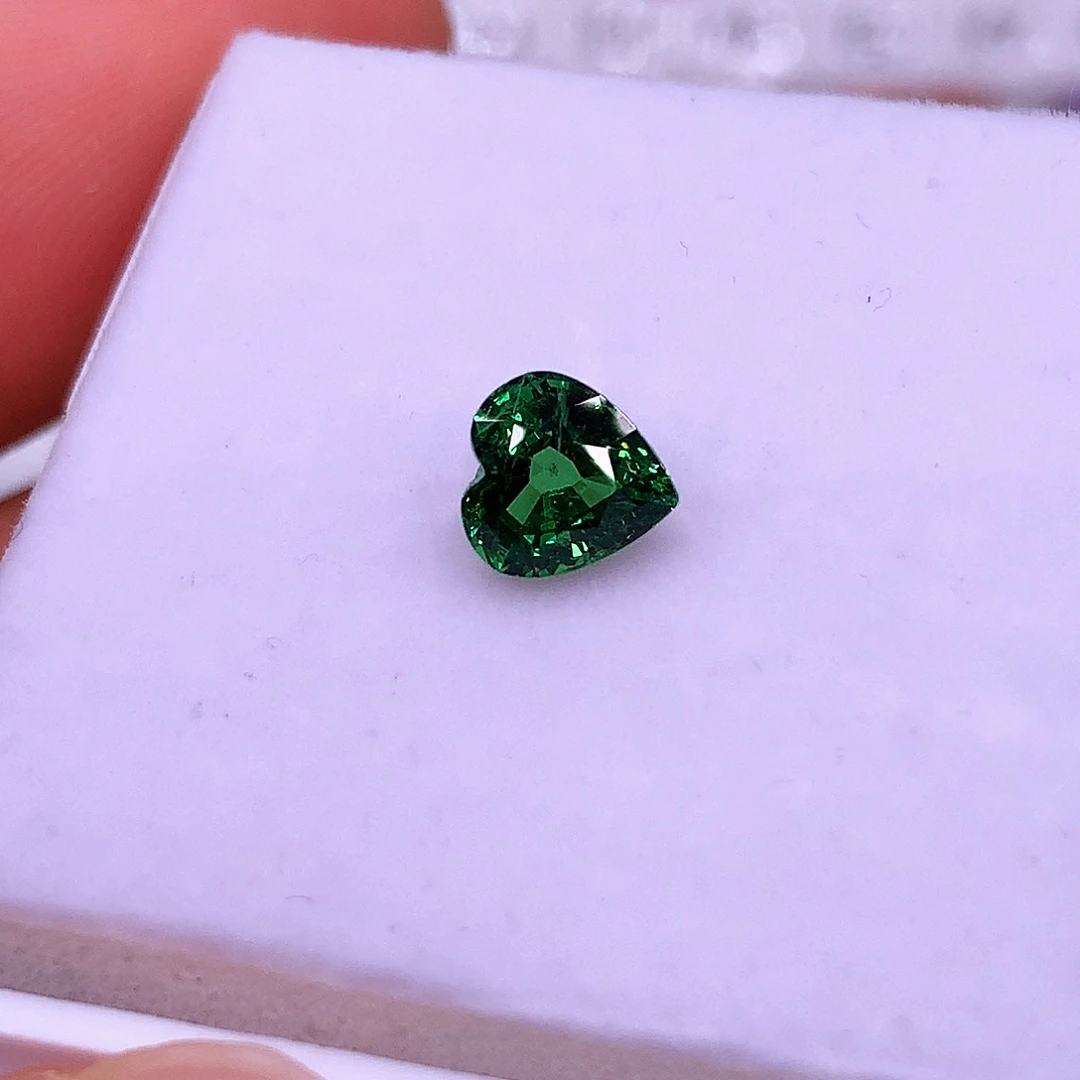 珠宝半成品未镶嵌石榴石（沙弗莱）