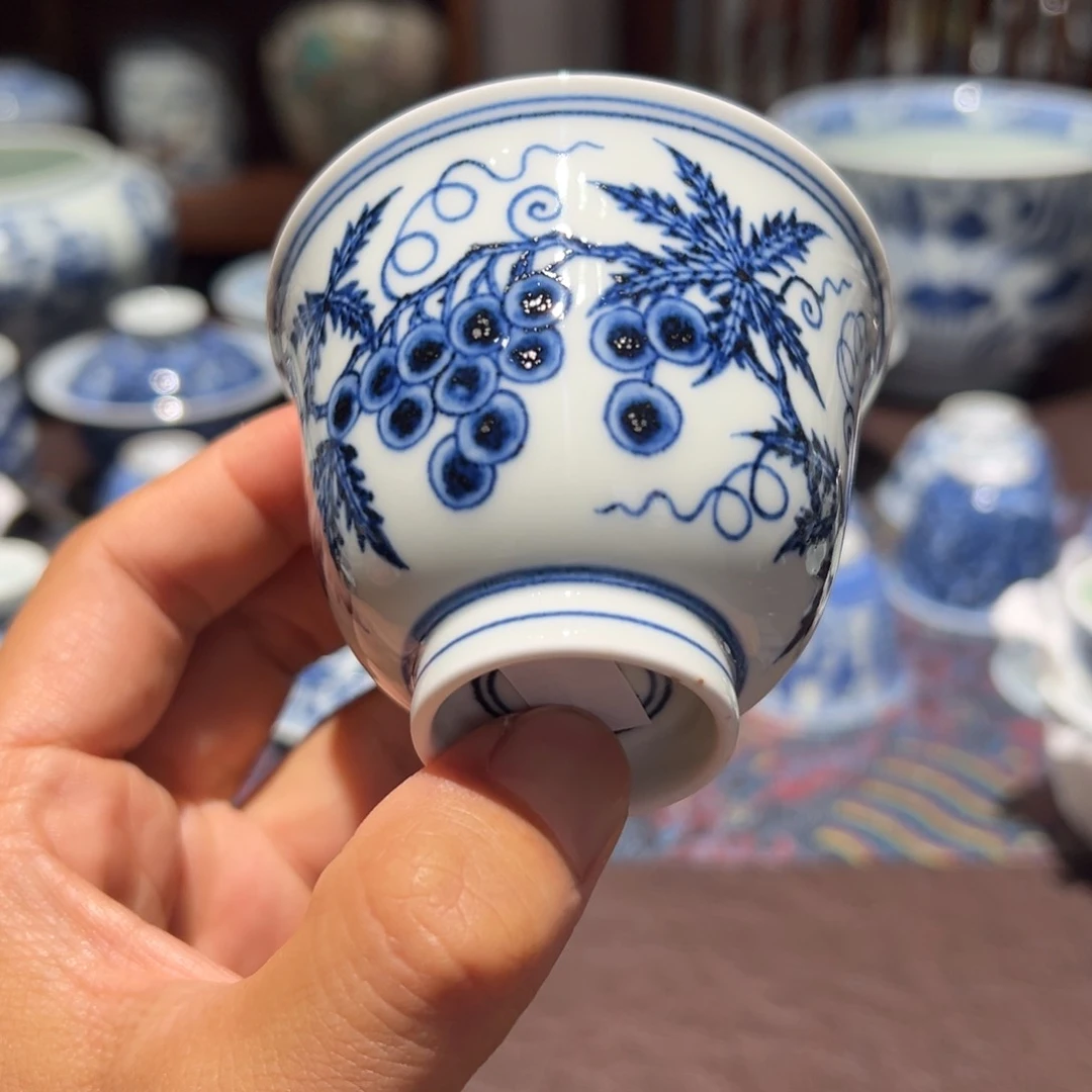 精品青花葡萄纹铃铛杯口径约7.5厘米