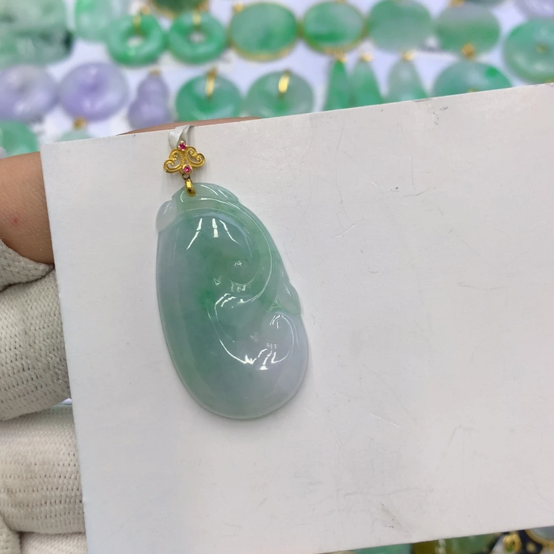 翡翠颈饰18K金镶嵌爽翡翠