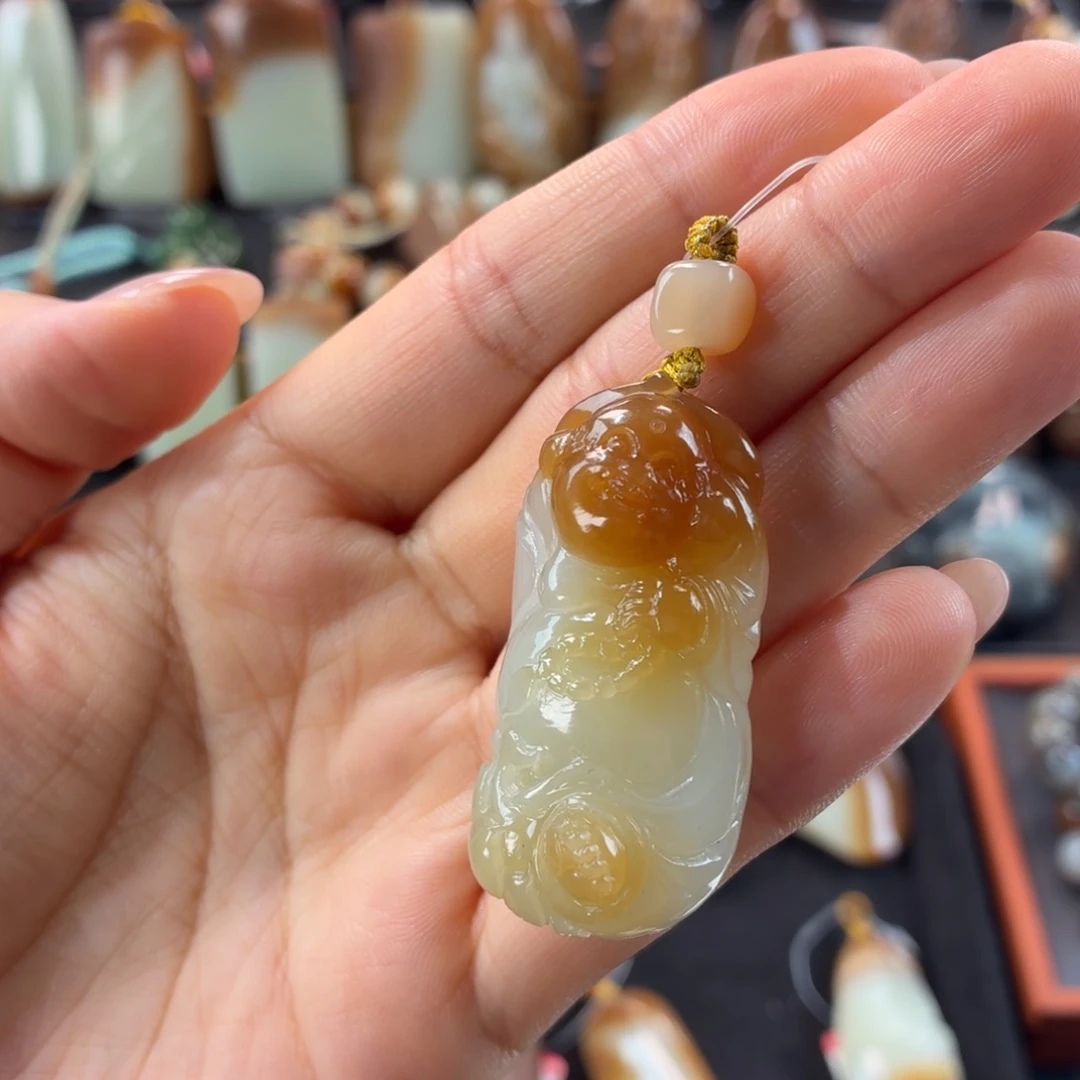 叶****和田玉未镶嵌颈饰