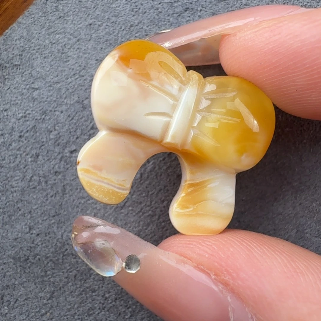 未镶嵌琥珀裸石1.66克