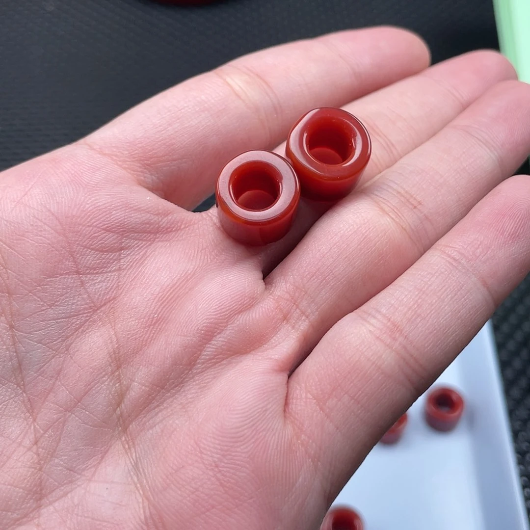 南红玛瑙2号 9*14柿子红跑环圈一组2颗未镶嵌