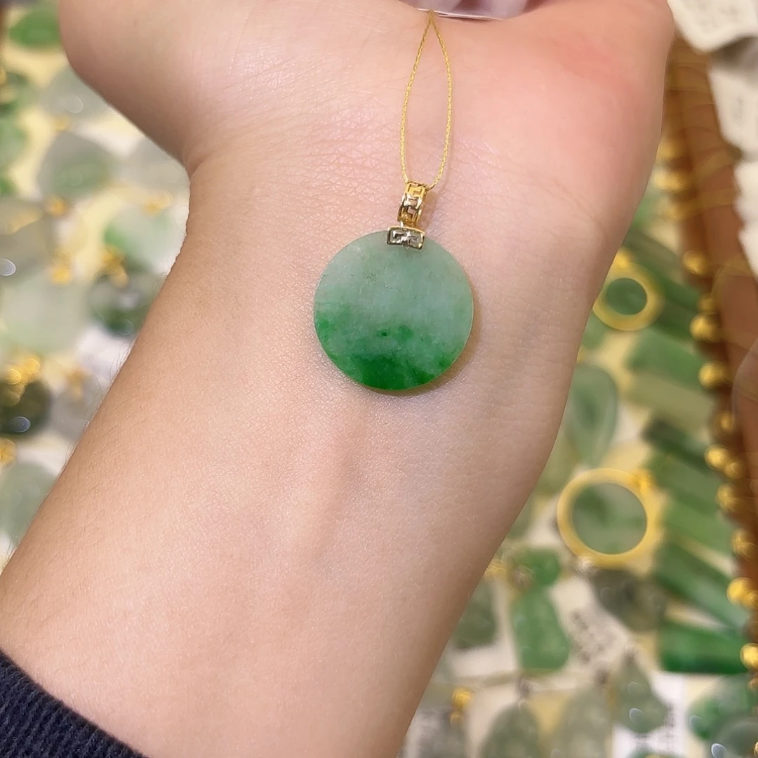 翡翠18K金镶嵌颈饰无事牌