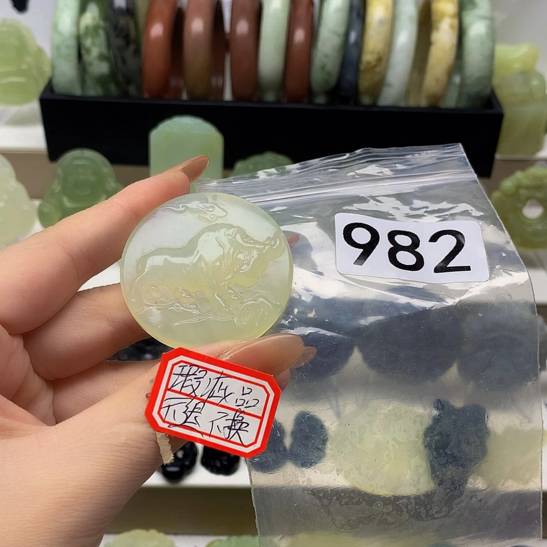 蛇纹石玉颈饰未镶嵌