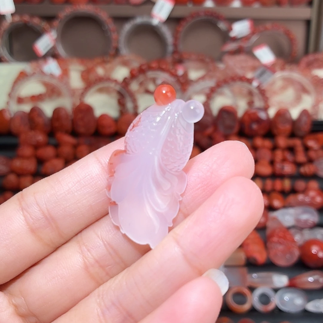 南红玛瑙未镶嵌颈饰金鱼吊坠