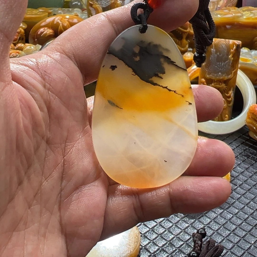 颈饰未镶嵌石英质玉