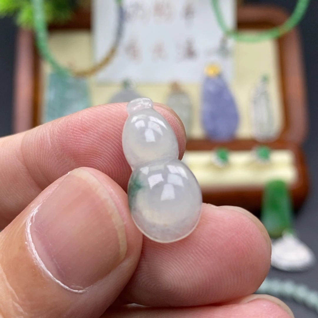 翡翠未镶嵌颈饰葫芦