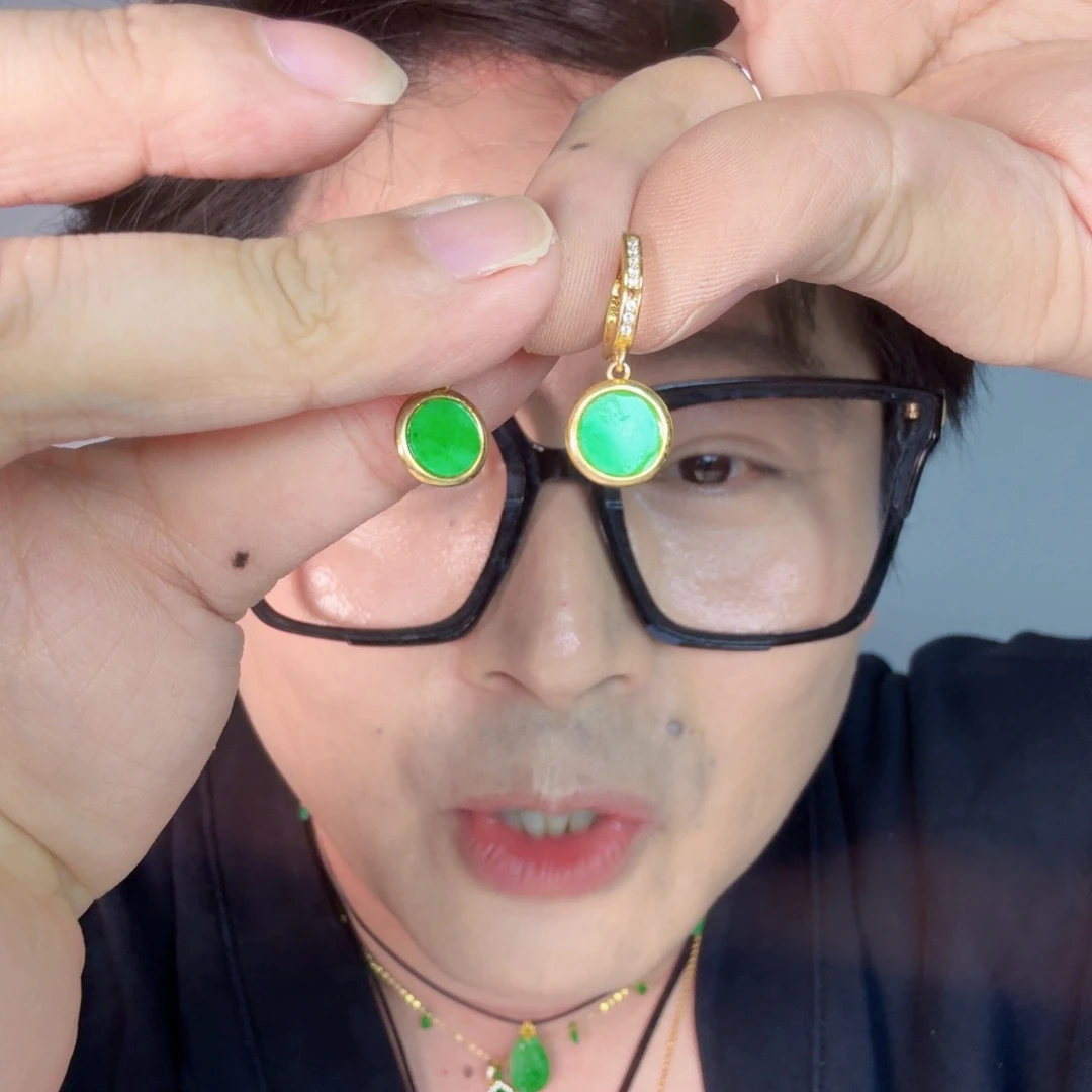 翡翠未镶嵌颈饰一对