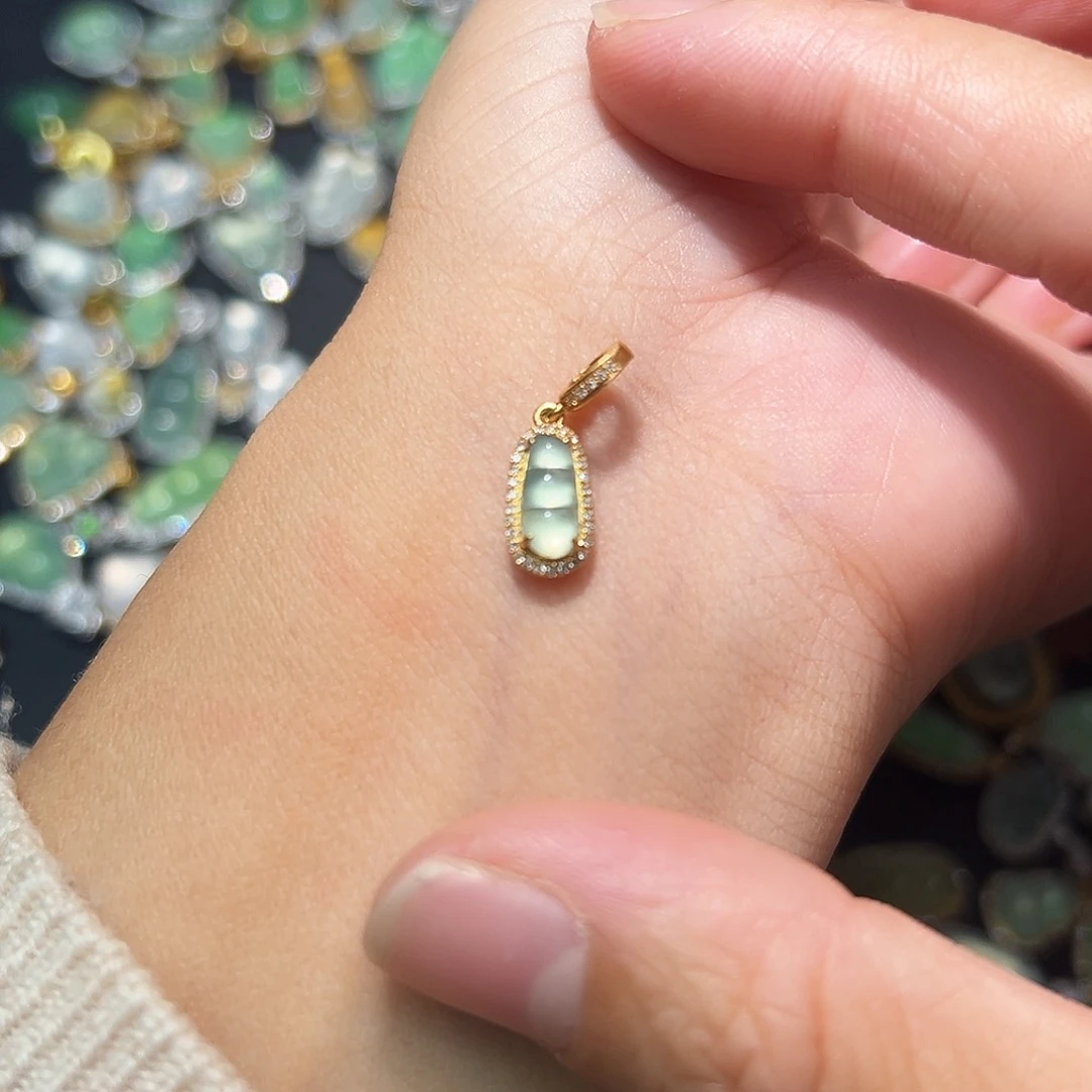 翡翠颈饰18K金镶嵌花****r吊坠