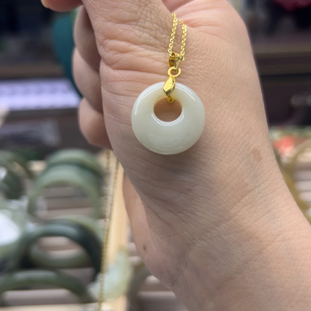 和田玉未镶嵌颈饰公主扣白玉