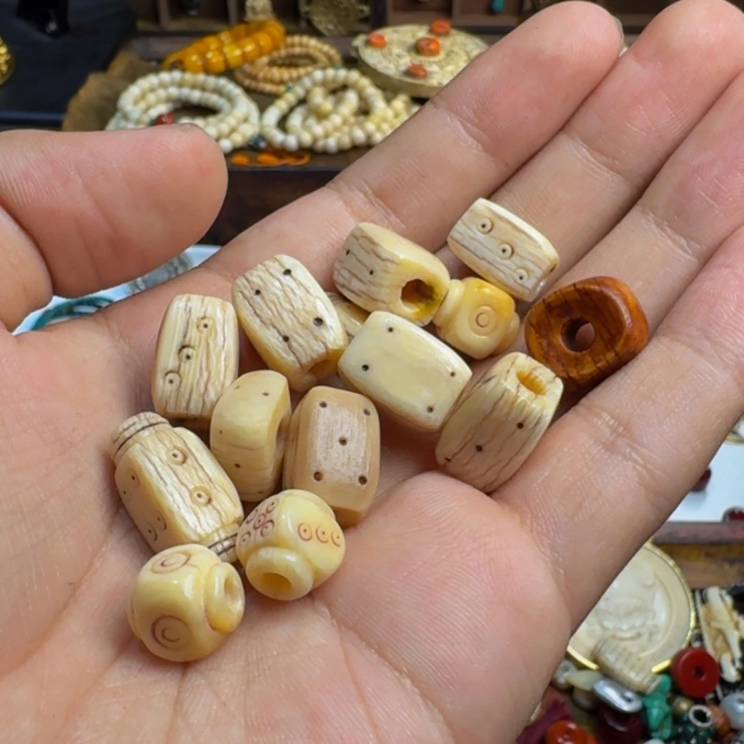 r***昊玻璃颈饰藏传琉璃小元素