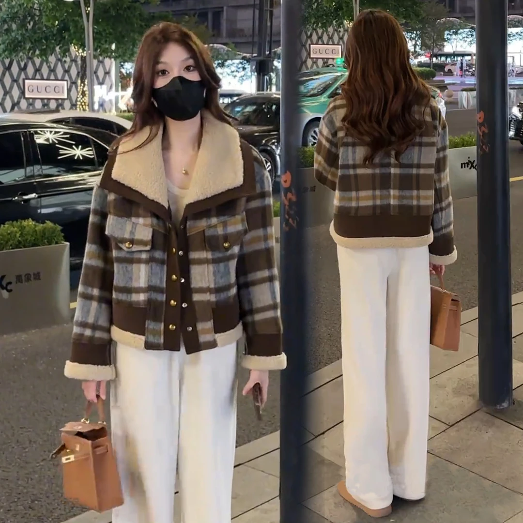 时尚撞色格纹翻领加厚短款外套女2025冬季新款百搭洋气羊羔毛上衣