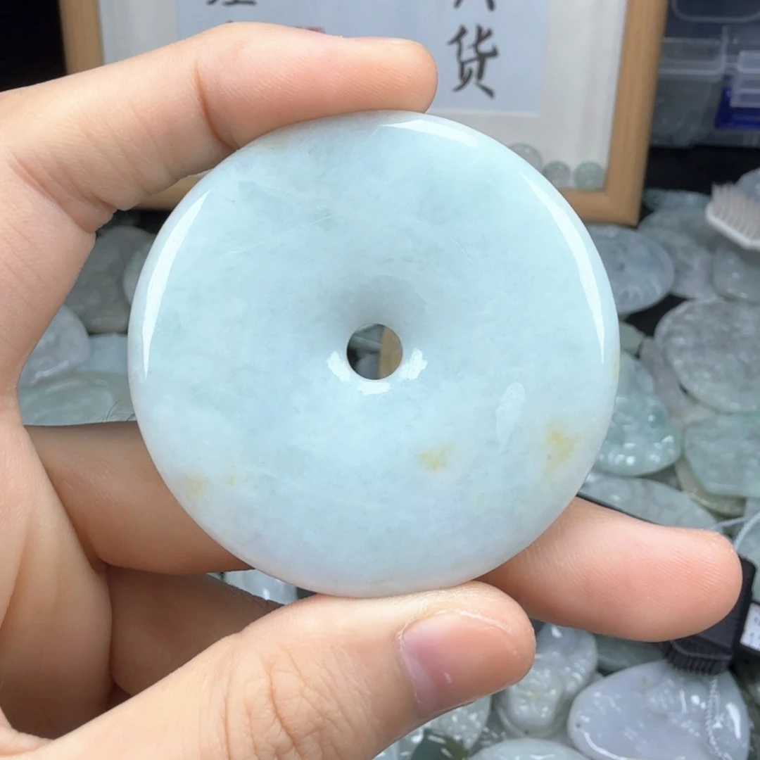 翡翠挂件未镶嵌翡翠