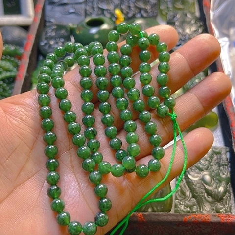 蛇纹石玉颈饰未镶嵌大**糖