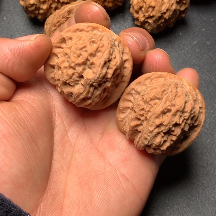 文玩核桃把件40血麒麟697