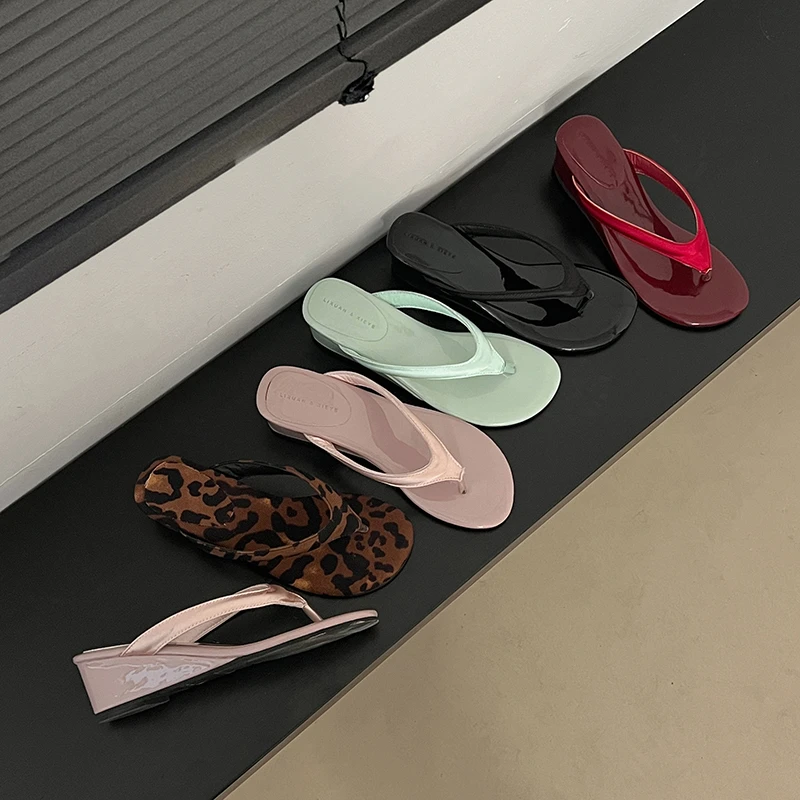 南在南方爆款网红坡跟人字拖鞋女2025新款夏季外穿增高防滑凉拖鞋