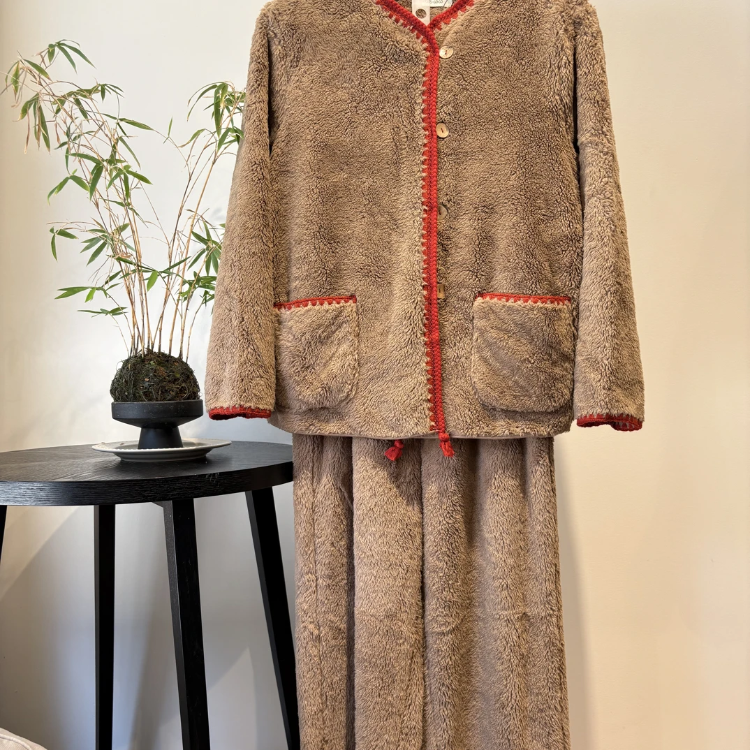 252-048朵朵睡衣女秋冬新款珊瑚绒加厚V领前扣双面绒家居服套装