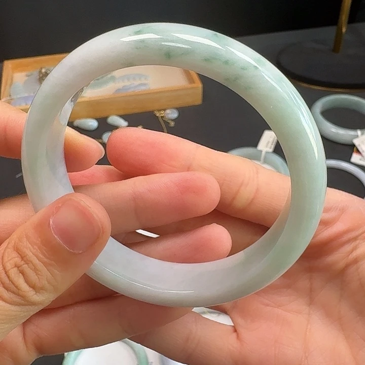 香***力翡翠手镯未镶嵌翡翠