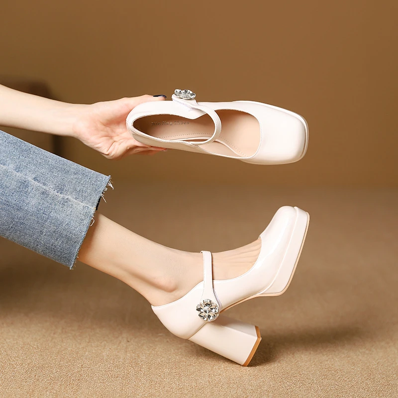 新款女士中跟防水台时尚摩登白色花朵扣通勤实用百搭优雅防污高跟