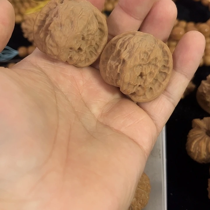 文玩核桃把件37微瑕野狼，编号027