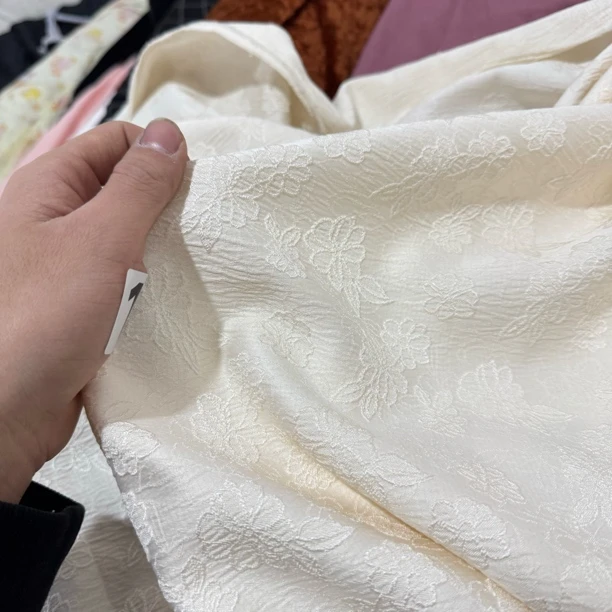 100  设计师款立体提花加刺绣裙子面料4米价