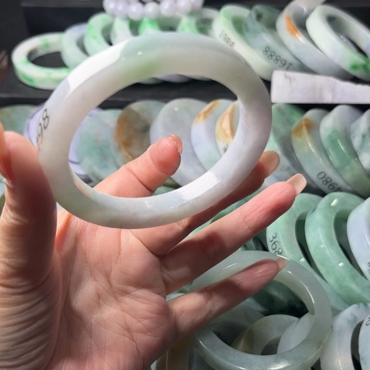 定制翡翠未镶嵌翡翠手镯