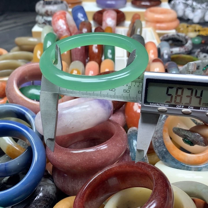 未镶嵌手镯石英质玉