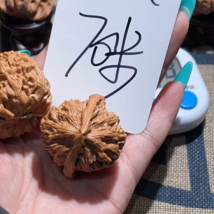 W***h文玩核桃吊坠白狮子