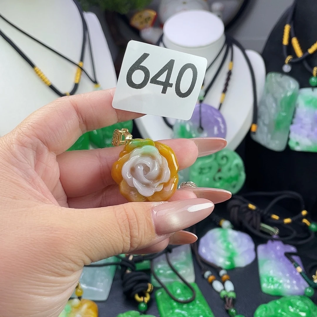 翡翠未镶嵌吊坠(赠链)