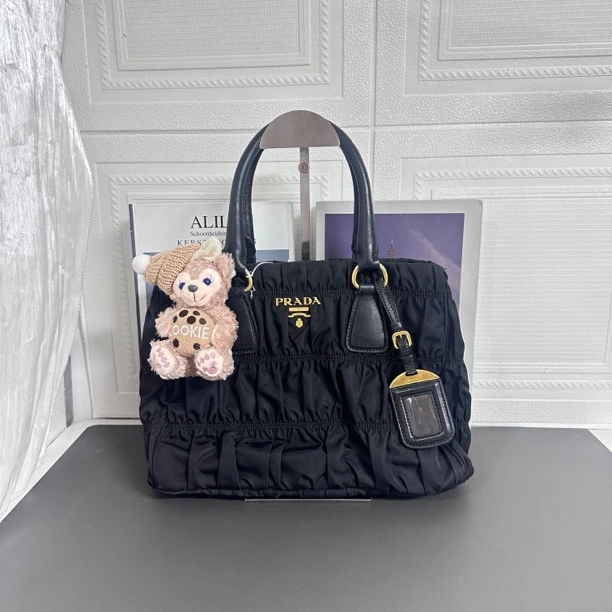 95新 Prada/普拉达 95新黑金褶皱机车手提包