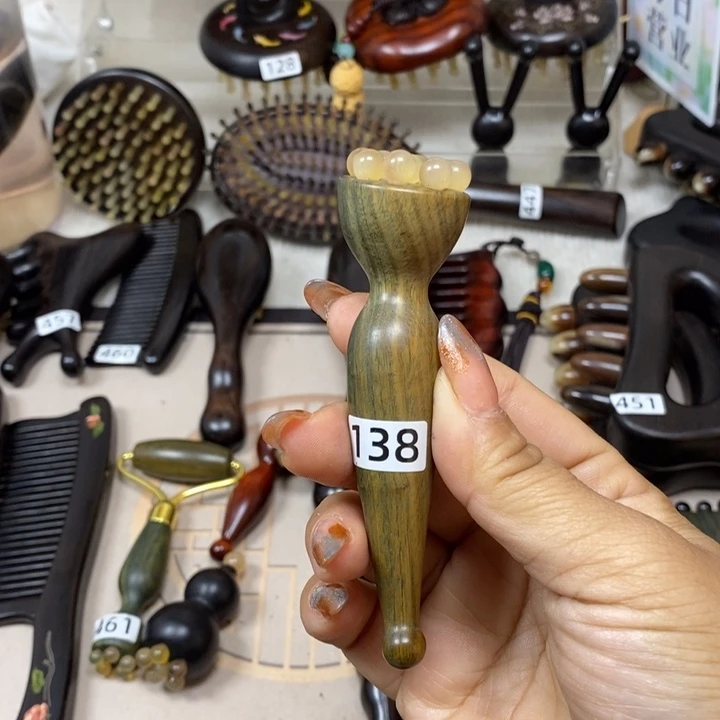 绿檀九齿羊角莲蓬按摩梳